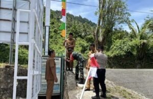 Semarak HUT RI ke-80, Babinsa dan Aparatur Gampong Krueng Raya Pasang Bendera Merah Putih