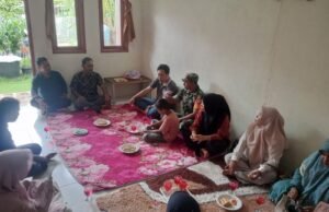 Babinsa Koramil 01/Sukajaya dan Aparatur Gampong Cot Ba’U Takziah, Jalin Silaturahmi dan Ungkapan Duka Cita