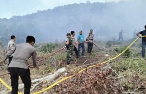 Babinsa Koramil 02/Sukakarya dan Bhabinkamtibmas Bersama BPBD Berhasil Padamkan Kebakaran Lahan di Iboih Sabang