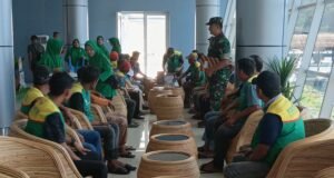 Kodim 0112/Sabang Gelar Jumat Berkah, Persit Bagikan Paket Makanan Siap Saji untuk Buruh Pelabuhan Balohan