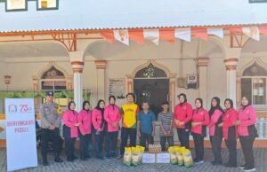 Bhayangkari Cabang Sabang Gelar Aksi Bersih-Bersih dan Bagi Sembako