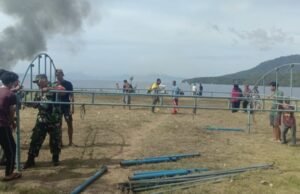 Babinsa Koramil 01/Sukajaya Bersama Warga Gotong Royong Siapkan Lapangan untuk Perayaan HUT RI ke-80