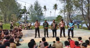 Bulan Bakti Pramuka 2025, Babinsa dan Pramuka Gotong Royong Bersihkan Lingkungan Sabang Fair