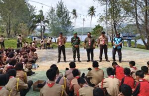 Bulan Bakti Pramuka 2025, Babinsa dan Pramuka Gotong Royong Bersihkan Lingkungan Sabang Fair