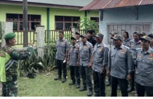 Babinsa Koramil 01/Sukajaya Berikan Pembekalan Linmas di Gampong Cot Ba’U