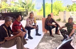 Babinsa Gampong Paya Bersama Bhabinkamtibmas Gencarkan Komsos, Ajak Warga Binaan Jaga Kamtibmas