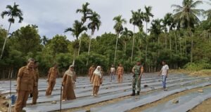 Babinsa Koramil 01/Sukajaya dan Tim Lintas Sektor Dukung Petani Gampong Cot Ba’U Olah Lahan Baru