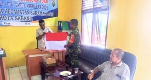Babinsa Koramil 01/Sukajaya Bagikan Bendera Merah Putih, Ajak Warga Gampong Paya Semarakkan HUT ke-80 RI