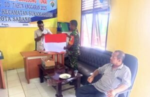 Babinsa Koramil 01/Sukajaya Bagikan Bendera Merah Putih, Ajak Warga Gampong Paya Semarakkan HUT ke-80 RI