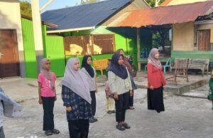 Babinsa Koramil 02/Sukakarya Latih Baris-Berbaris Warga untuk Lomba PKK HUT RI ke-80 di Gampong Kuta Timu