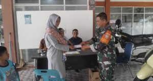 Babinsa Koramil 02/Sukakarya Dampingi Penyaluran Bantuan untuk Anak Yatim dan Fakir Miskin di Gampong Iboih