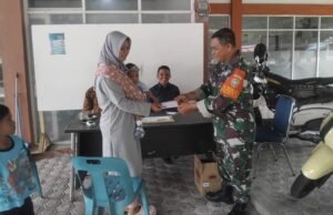 Babinsa Koramil 02/Sukakarya Dampingi Penyaluran Bantuan untuk Anak Yatim dan Fakir Miskin di Gampong Iboih