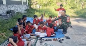 Babinsa Koramil 02/Sukakarya Jalin Keakraban dengan Anak-anak Lewat Lomba HUT RI ke-80