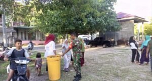 Babinsa Koramil 01/Sukajaya Ajak Warga Gotong Royong Usai Lomba HUT ke-80 RI