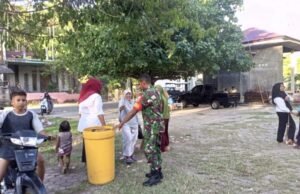 Babinsa Koramil 01/Sukajaya Ajak Warga Gotong Royong Usai Lomba HUT ke-80 RI