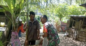 Babinsa Sukajaya Ajak Warga Babinsa Koramil 01/Sukajaya Ajak Warga Binaan Produktifkan Lahan Kosong dengan Tanaman Pisang