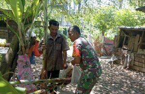 Babinsa Sukajaya Ajak Warga Babinsa Koramil 01/Sukajaya Ajak Warga Binaan Produktifkan Lahan Kosong dengan Tanaman Pisang