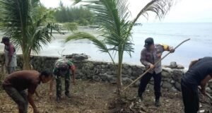 Babinsa Gampong Jaboi dan Bhabinkamtibmas Gotong Royong Bersama Warga Jelang Kenduri Laut