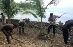 Babinsa Gampong Jaboi dan Bhabinkamtibmas Gotong Royong Bersama Warga Jelang Kenduri Laut