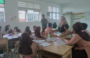 Babinsa Koramil 02/Sukakarya Tanamkan Wawasan Kebangsaan kepada Siswa SD di Sabang