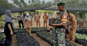 Babinsa Koramil 01/Sukajaya Dukung Kelompok Tani Cot Ba’U Tingkatkan Produktivitas Lahan Pertanian