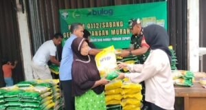 Babinsa Koramil 02/Sukakarya Bantu Gerakan Pangan Murah di Gampong Krueng Raya