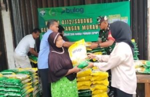 Babinsa Koramil 02/Sukakarya Bantu Gerakan Pangan Murah di Gampong Krueng Raya