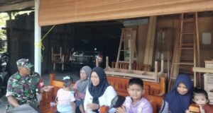 Babinsa Koramil 02/Sukakarya, Laksanakan Komsos, Bantu Edukasi Gizi Ibu Hamil dan Balita