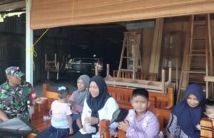 Babinsa Koramil 02/Sukakarya, Laksanakan Komsos, Bantu Edukasi Gizi Ibu Hamil dan Balita