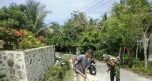 Babinsa Koramil 02/Sukakarya Bantu Warga Membangun Pagar, Wujudkan Kemanunggalan TNI-Rakyat