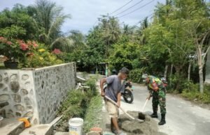 Babinsa Koramil 02/Sukakarya Bantu Warga Membangun Pagar, Wujudkan Kemanunggalan TNI-Rakyat