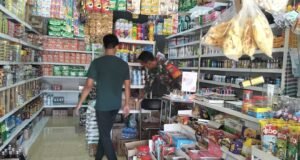Babinsa Koramil 01/Sukajaya Pantau Harga Sembako, Pastikan Stabilitas Kebutuhan Pokok Warga