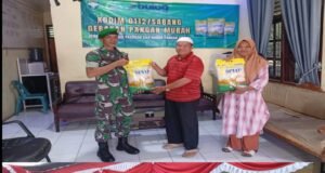 Babinsa Koramil 02/Sukakarya Dampingi Penyaluran Beras SPHP dalam Program Gerakan Pangan Murah di Gampong Aneuk Laot