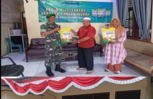 Babinsa Koramil 02/Sukakarya Dampingi Penyaluran Beras SPHP dalam Program Gerakan Pangan Murah di Gampong Aneuk Laot
