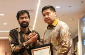 Muzakir Manaf Menerima Penghargaan keberhasilan program perumahan dari Kementerian perumahan dan kawasan pemukiman