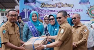 Marlina Muzakir Manaf menyerahkan 8,1 ton ikan segar di Aceh Tengah dan Bener Meriah