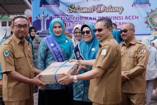 Marlina Muzakir Manaf menyerahkan 8,1 ton ikan segar di Aceh Tengah dan Bener Meriah
