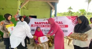 Ketua Bhayangkari Cabang Sabang dan Polwan Polres Sabang Bagikan Sembako Rangka HUT ke-77 Polwan RI