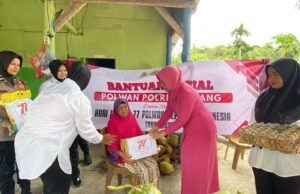 Ketua Bhayangkari Cabang Sabang dan Polwan Polres Sabang Bagikan Sembako Rangka HUT ke-77 Polwan RI