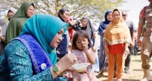 Ketua Forikan Aceh Marlina Usman Menyerahkan Bantuan Ikan Segar Untuk Masyarakat Aceh Tenggara
