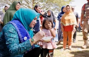 Ketua Forikan Aceh Marlina Usman Menyerahkan Bantuan Ikan Segar Untuk Masyarakat Aceh Tenggara