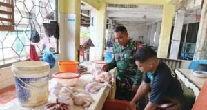 Babinsa Koramil 02/Sukakarya Cek Harga Ayam Potong di Pasar Kuta Barat