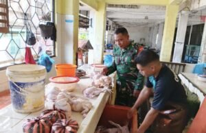 Babinsa Koramil 02/Sukakarya Cek Harga Ayam Potong di Pasar Kuta Barat