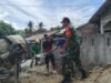Babinsa Koramil 01/Sukajaya Bantu Warga dalam Pekerjaan di Gampong Jaboi
