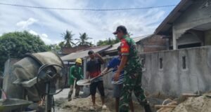 Babinsa Koramil 01/Sukajaya Bantu Warga dalam Pekerjaan di Gampong Jaboi