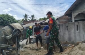 Babinsa Koramil 01/Sukajaya Bantu Warga dalam Pekerjaan di Gampong Jaboi