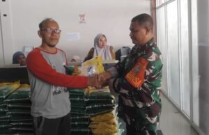 Babinsa Koramil 02/Sukakarya Dampingi Program Pangan Murah untuk Warga di Gampong Iboih