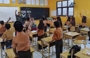 Babinsa Koramil 01/Sukajaya Kenalkan Metode Gasing di SDN 28 Sabang