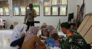 Babinsa Koramil 02/Sukakarya dan Bhabinkamtibmas Monitor Pemeriksaan Kesehatan Siswa di SMPN 5 Sabang