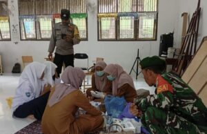 Babinsa Koramil 02/Sukakarya dan Bhabinkamtibmas Monitor Pemeriksaan Kesehatan Siswa di SMPN 5 Sabang